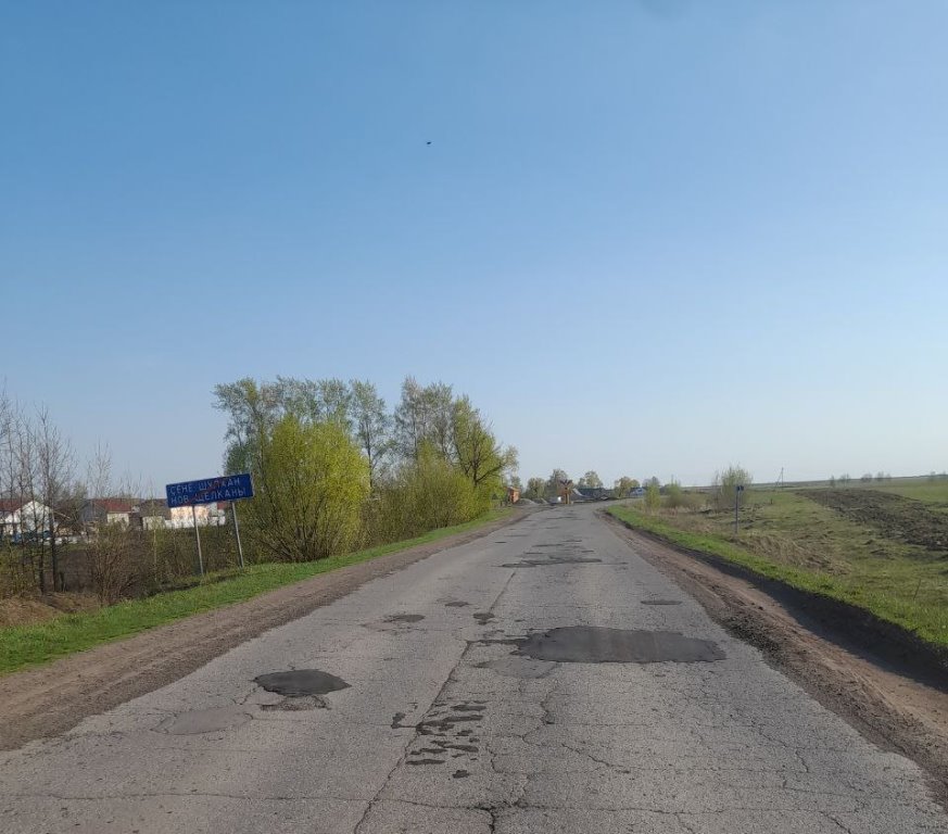 В Урмарском муниципальном округе продолжается ямочный ремонт автодорог