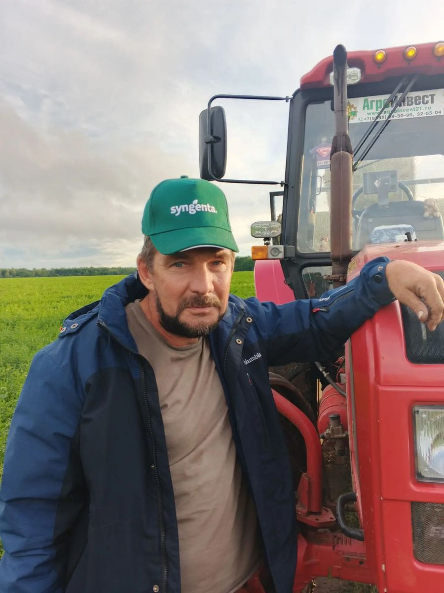 Олег Николаев отметил заслуги передового механизатора из Цивильского округа