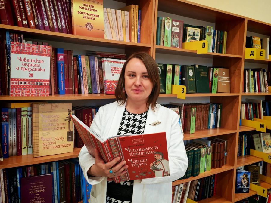 Земский работник Ксения Дудкова начала трудиться в Карачевской сельской библиотеке Козловского округа