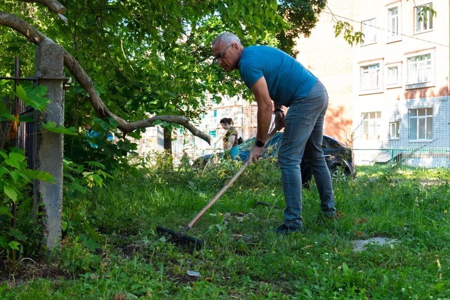 Депутат Сергей Мельников принял участие в субботнике