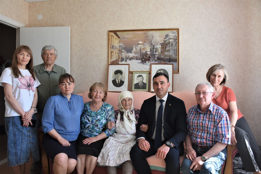 95-летний юбилей отметила жительница деревни Торпкасы Аликовского округа Константинова Дина Мироновна