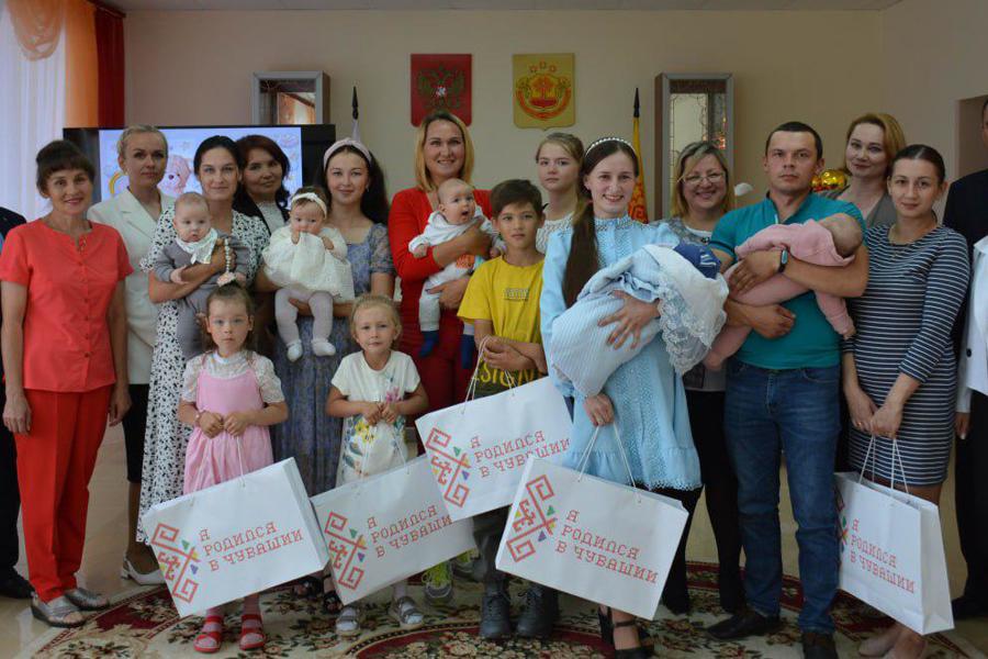 Подарки с национальной символикой вручили родителям новорождённых в Вурнарах