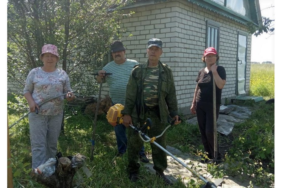 Отцу мобилизованного помогли скосить траву