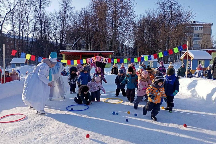 В Детский саду № 10 «Сказка» состоялось открытие ледового катка, построенного силами сотрудников и родителями воспитанников