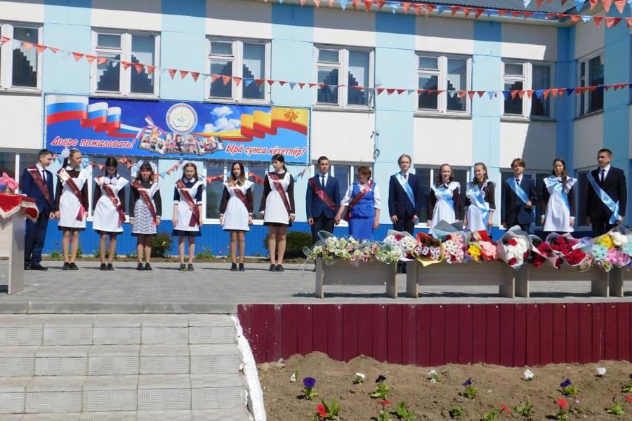 Последний звонок в Чувашско-Сорминской школе: выпускники 11 и 9 классов попрощались со школой