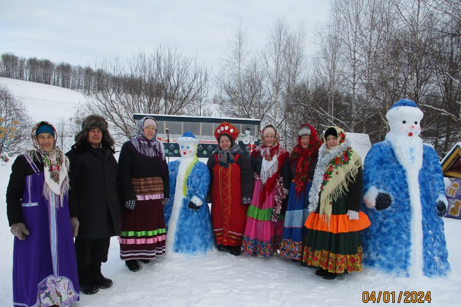 Весело и с размахом отметили новогодние и Рождественские праздники участницы клуба женского общения «Светлица» при Вурманкасинской сельской библиотеке и участницы ансамбля «Ҫáлкуç»