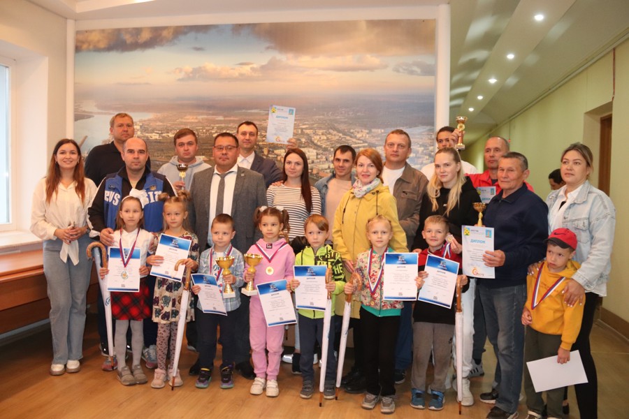 Дмитрий Пулатов вручил награды и призы юным участникам Всероссийского дня бега «Кросс нации»