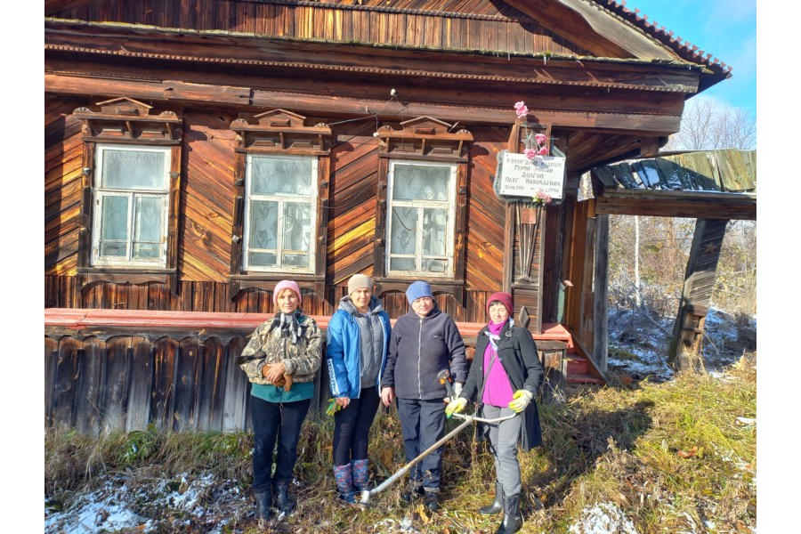 Провели субботник на территории дома Героя России Олега Николаевича Долгова
