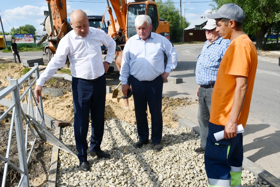 Глава Батыревского муниципального округа Рудольф Селиванов  провел инспектирование   строительных и ремонтных работ