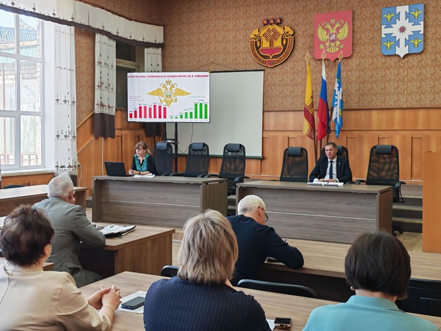 На еженедельном совещании в администрации Козловского муниципального округа обсудили тему защиты населения от мошенничества