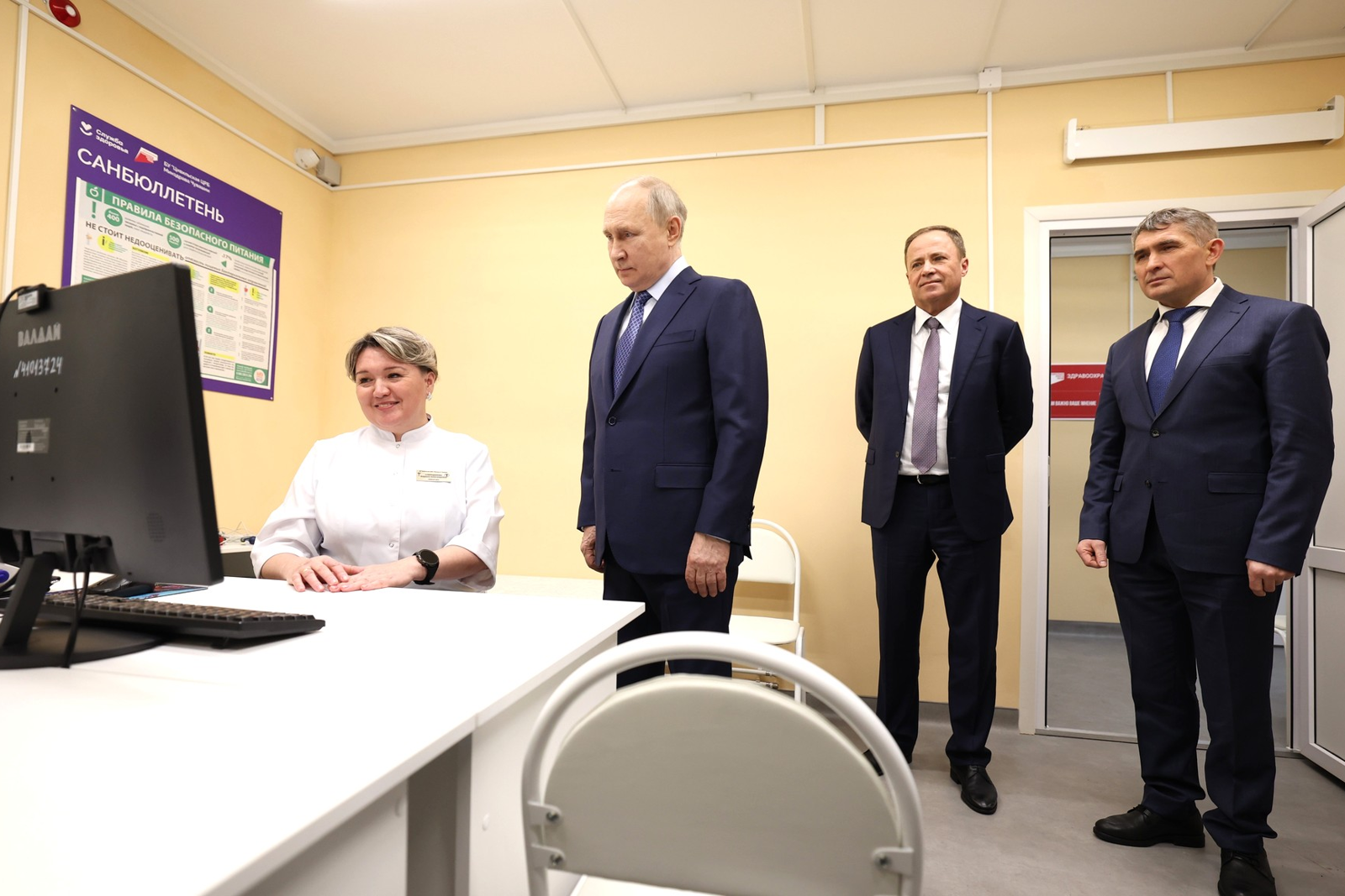 В сельском ФАПе Чувашии Владимиру Путину показали работу телемедицины и рассказали о работе пункта по отпуску лекарственных препаратов жителям