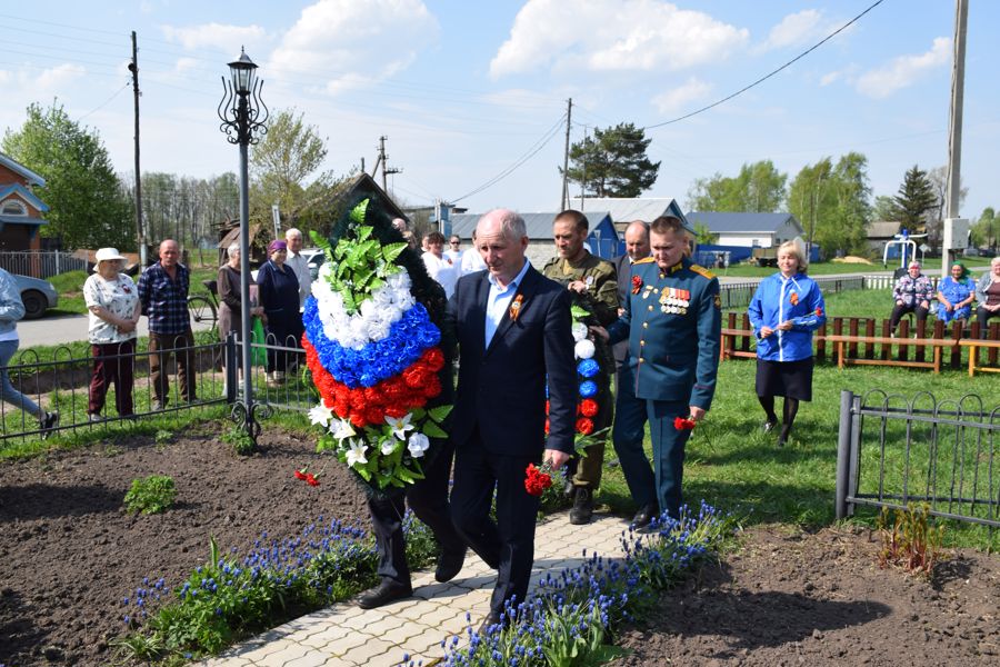 Возложение венка ко Дню Победы в деревне Хорабыр