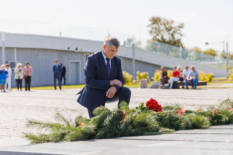 Олег Николаев почтил память тружеников тыла в историческую дату