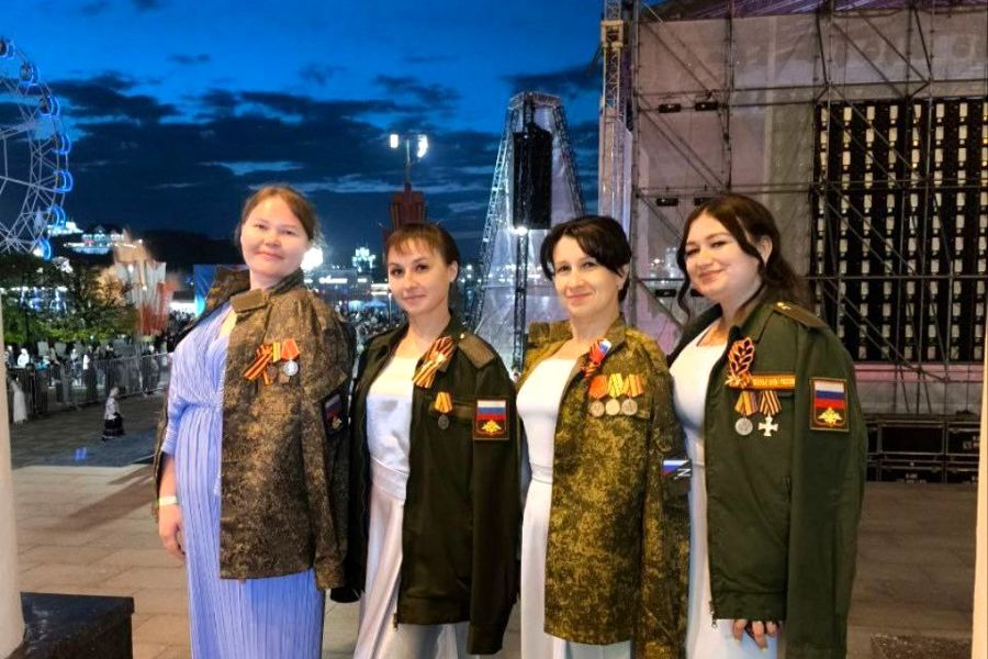 Жены и матери военнослужащих в кителе любимых поздравили республику с Днём Победы