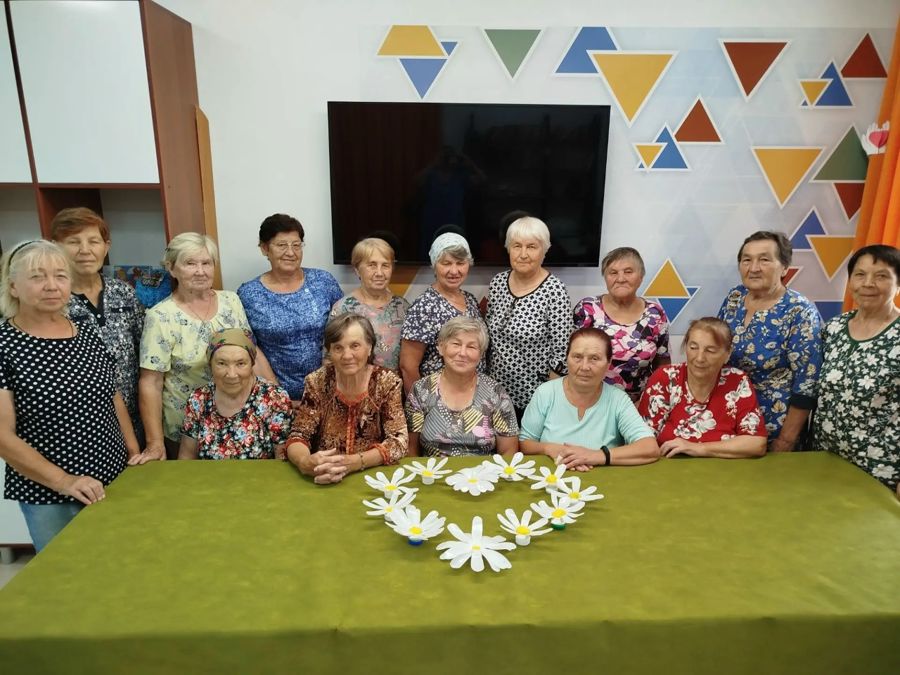 Ромашковое тепло: как в центре активного долголетия отметили День семьи, любви и верности