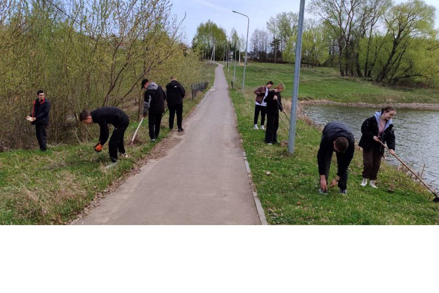 Кашмашские школьники навели порядок и на пешеходной дорожке