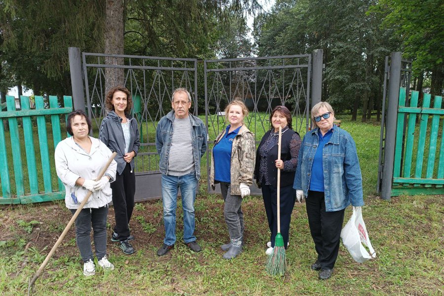 Работники Ядринского Кадрового Центра присоединились к мероприятиям по благоустройству города.