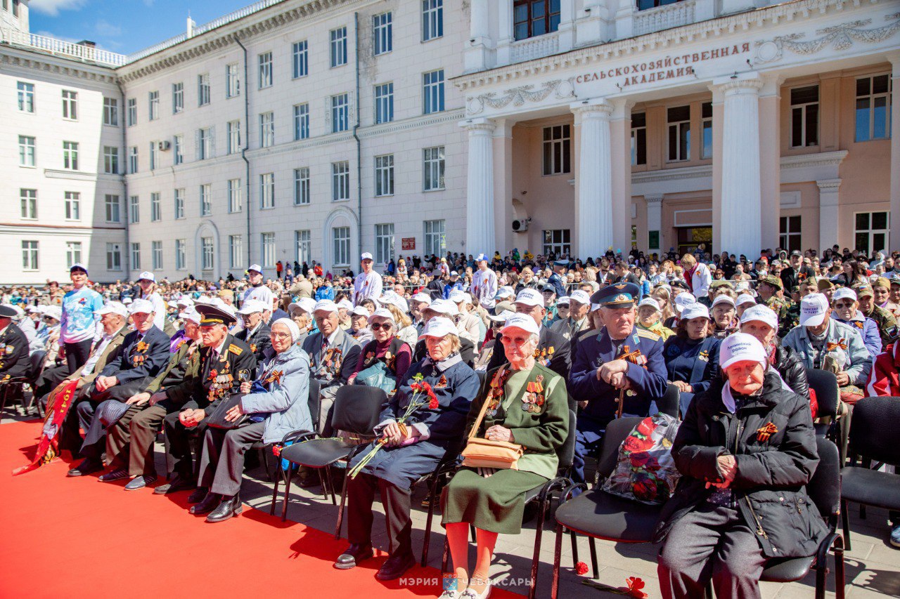 Ура Победе! В Чебоксарах отмечают 9 мая | г. Чебоксары Чувашской Республики