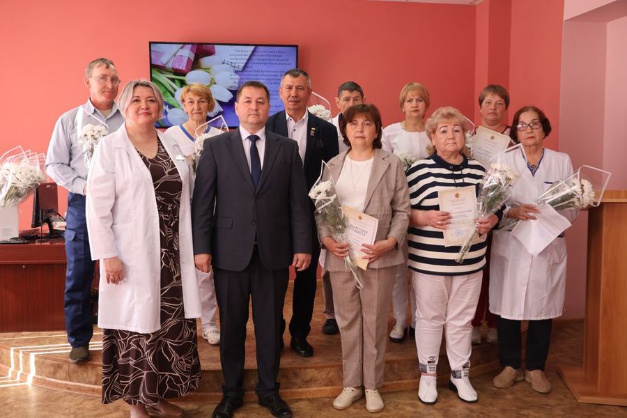 Служение людям: в Цивильской больнице поздравили медиков с наступающим профессиональным праздником