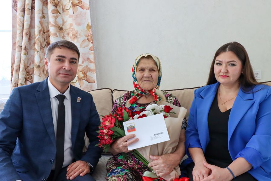 В Ядринском округе 95-летний юбилей отметила жительница города Нина Макаровна Долгова