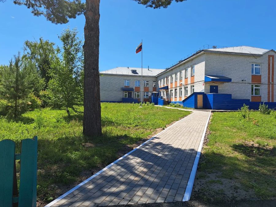 В Чуваштимяшской школе по проекту Главы Чувашии Олега Николаева «Ниме — Народный бюджет» обновили тротуарные дорожки