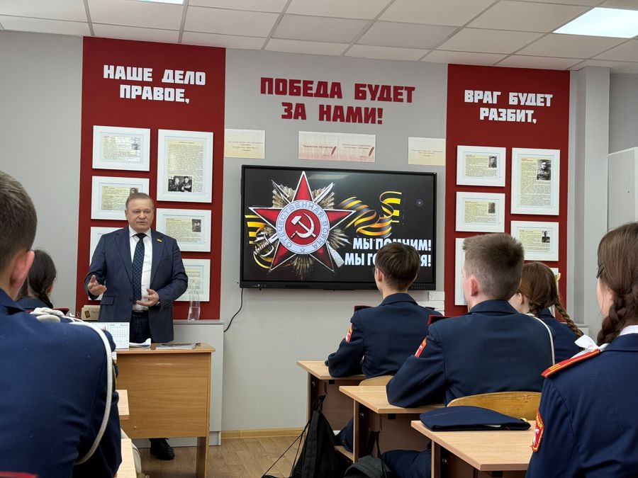 Депутат Виктор Горбунов передал памятные медали в музей чебоксарской школы №40