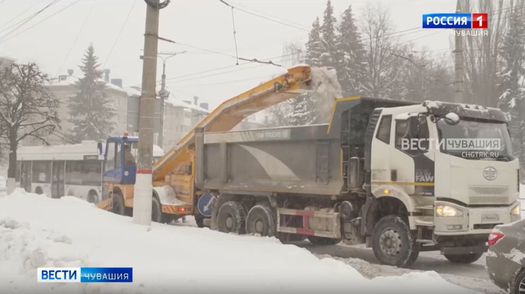 Со снегом в столице борется армия дворников и более сотни спецмашин (ГТРК)