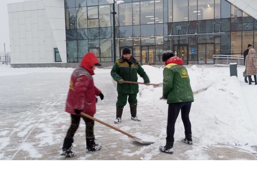 В Чебоксарах продолжается работа по зачистке территорий парков и скверов от снега