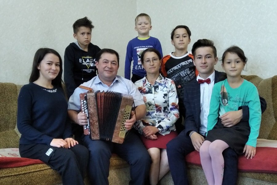 Многодетная семья Садовниковых из Ядринского округа делится своими семейными традициями