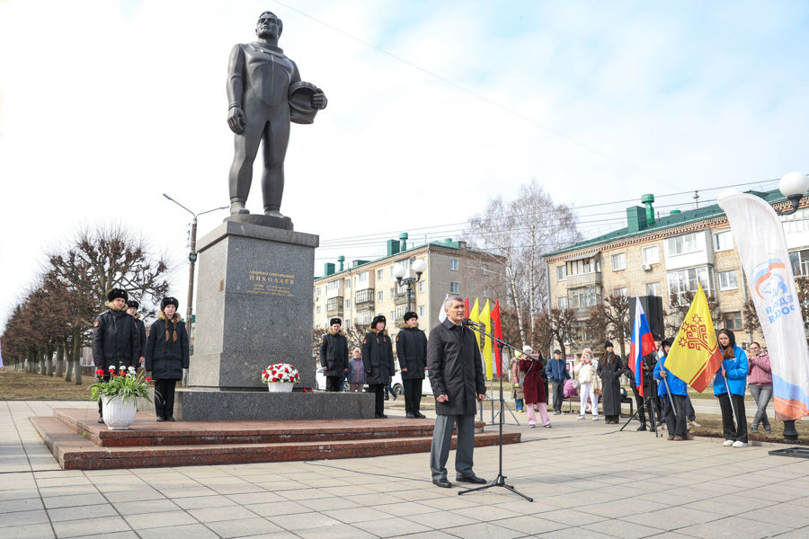 Олег Николаев призвал жителей республики равняться на пример великого земляка Андрияна Николаева