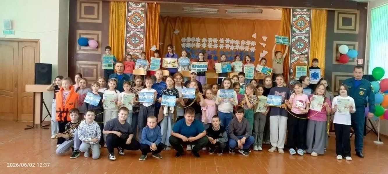 В рамках профилактической работы сотрудники управления ГО и ЧС города Новочебоксарска и спасательной станции «Новочебоксарская» провели увлекательное и полезное занятие для воспитанников пришкольных лагерей школ №6 и №8.