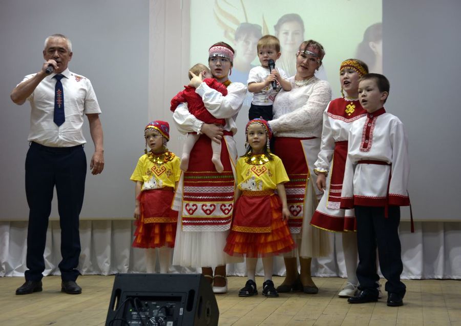 Поздравление главы Моргаушского муниципального округа Александра Иванова и председателя Собрания депутатов Моргаушского муниципального округа Александра Давыдова с Днем семьи, любви и верности