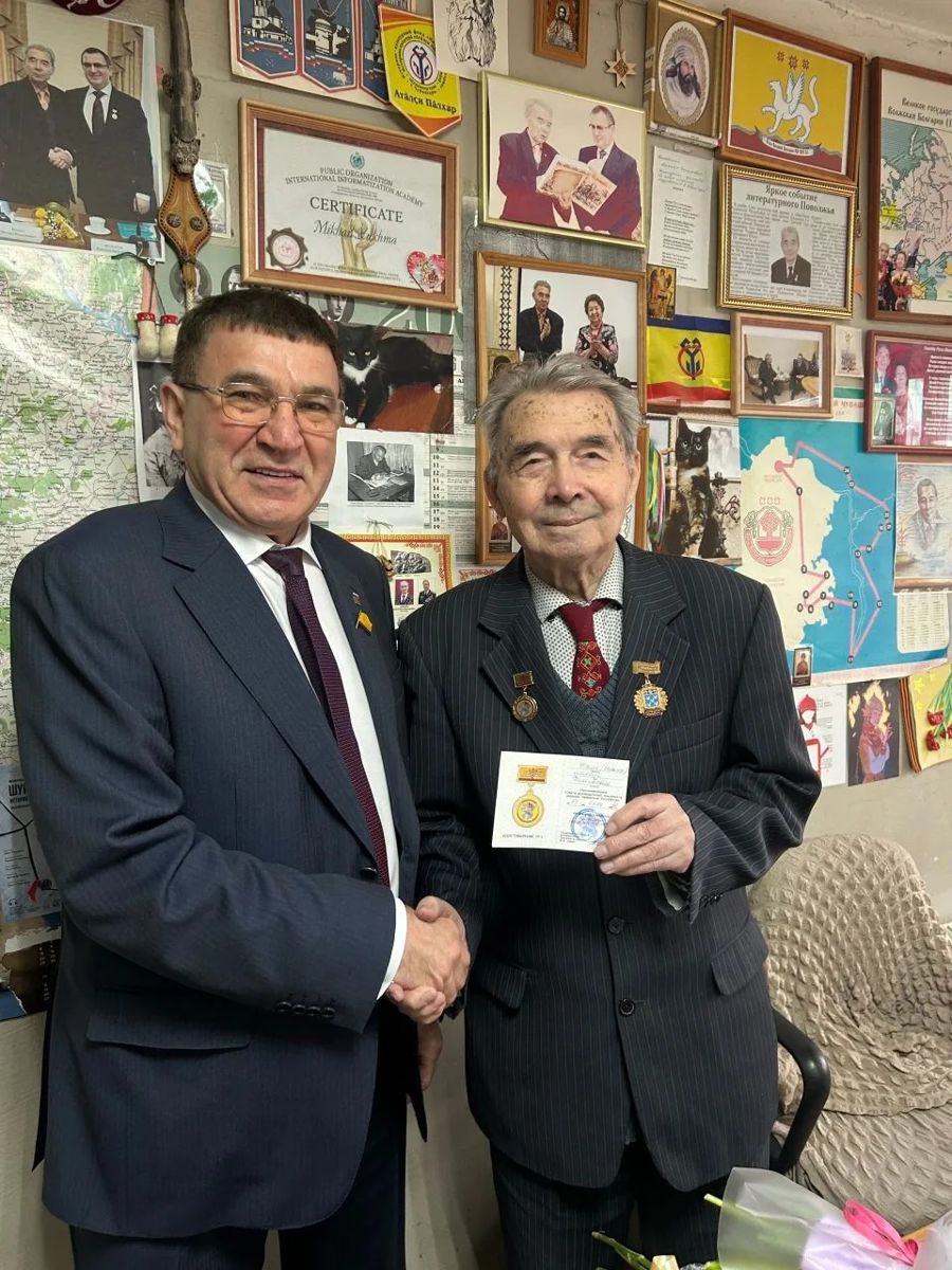 Юрий Зорин поздравил писателя Михаила Юхму с 90-летием