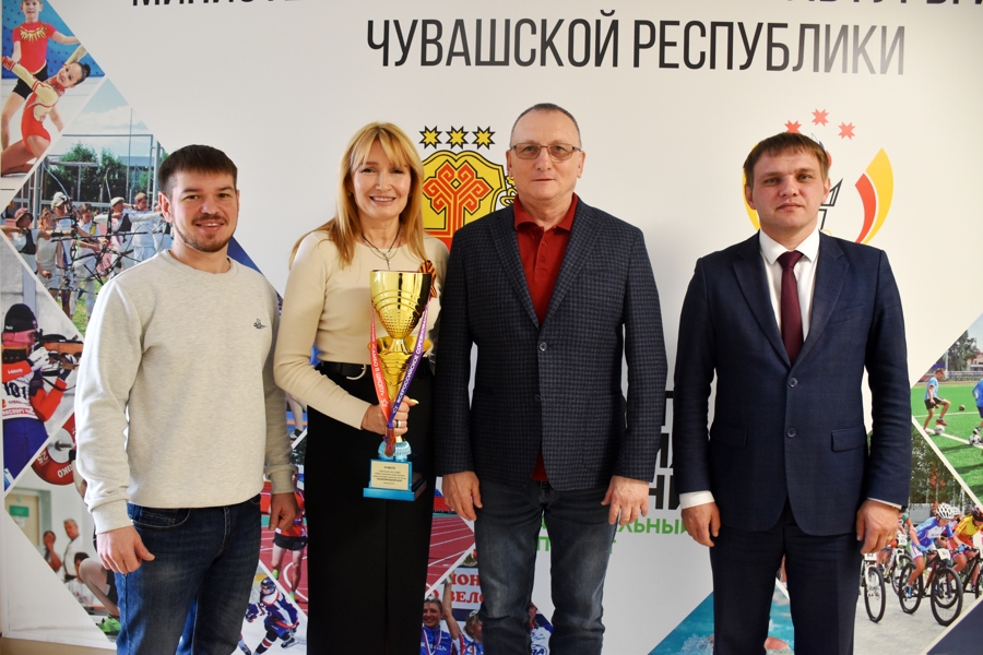Министр спорта Чувашии Василий Петров поблагодарил директора СОШ № 2 и тренера юных самбистов республики, занявших третье командное место в финале Школьной лиги самбо