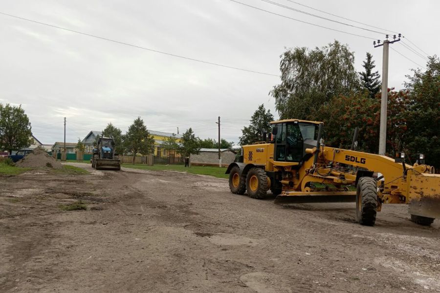 В селе Чепкас-Никольское Шемуршинского округа  ведётся ремонт автодороги по улице Чапаева