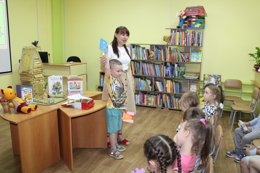 Юные читатели республиканской детско-юношеской библиотеки учат буквы!