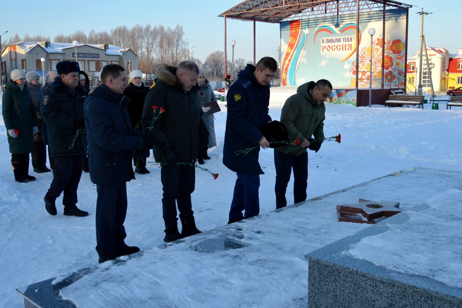 Торжественное возложение цветов в честь Героев Отечества состоялось в Янтиковском муниципальном округе