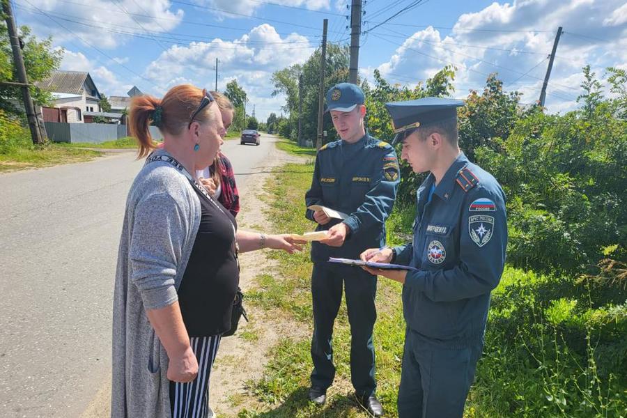 Сотрудники МЧС и ВДПО провели профилактические инструктажи и беседы с гражданами на тему соблюдения правил пожарной безопасности