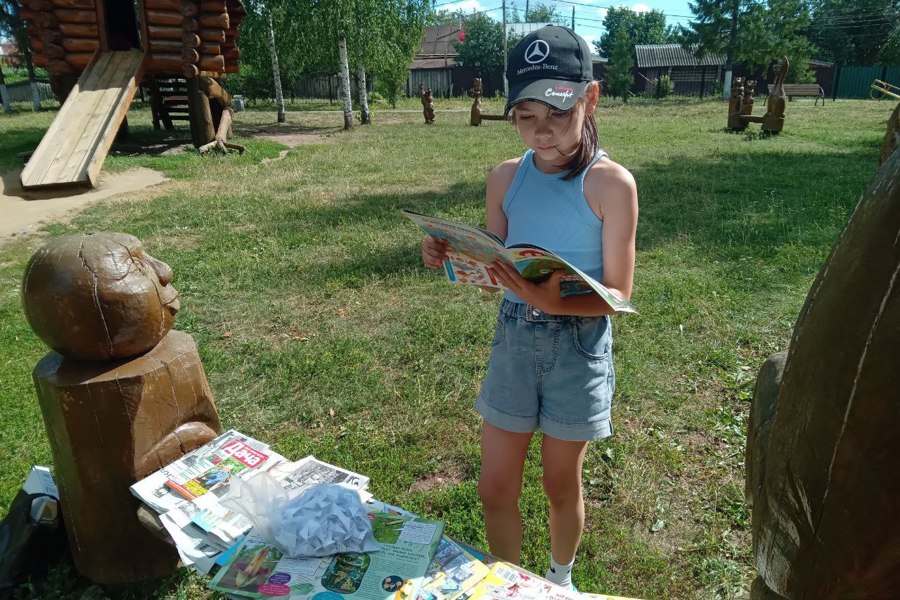 В селе Красноармейское начал работать летний читальный зал «С книжкой на скамейке»