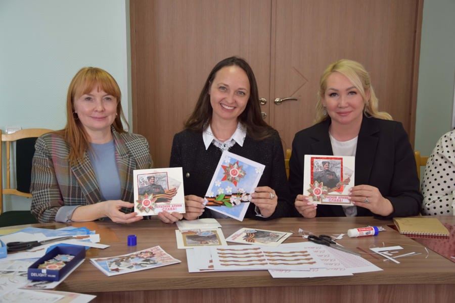 Активисты Союза женщин Чувашии ко Дню Победы подготовили открытки для мобилизованных граждан