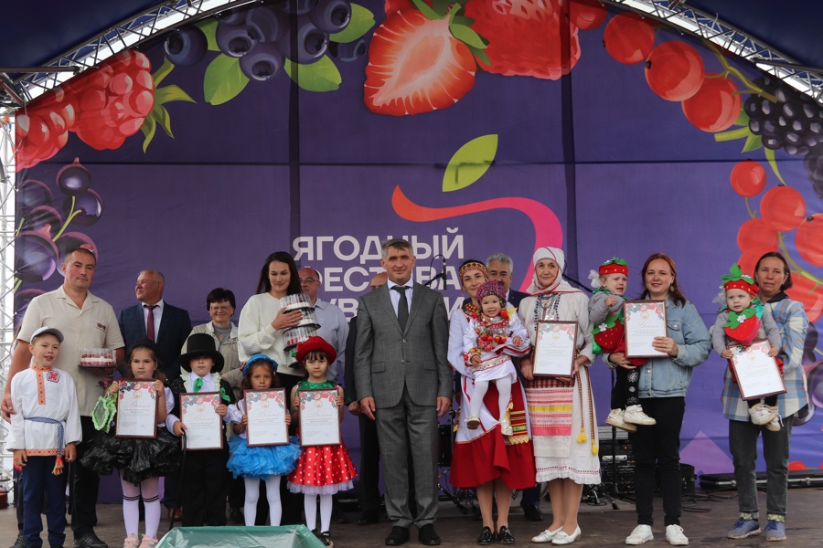Новочебоксарские дети – «оригинальные чувашские ягодки», победители конкурса на лучший ягодный костюм
