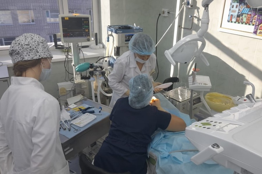 Более 160 маленьких пациентов получили лечение зубов в уникальной стоматологической операционной