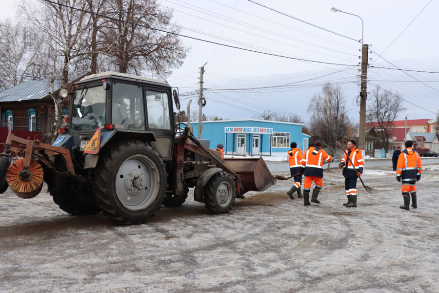 В Ядринском муниципальном округе продолжается борьба с гололедом.