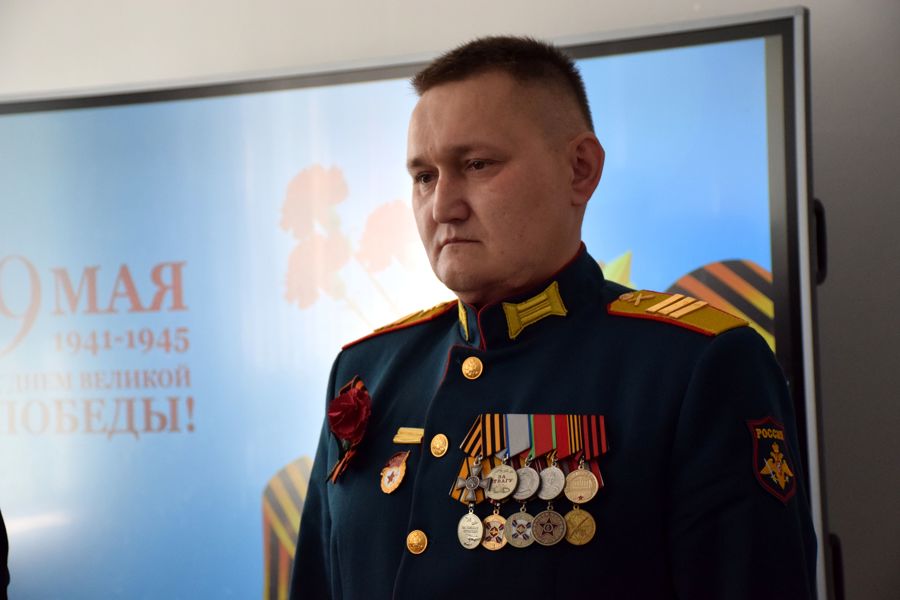 В преддверии 9 мая ветеран СВО Илья Абаськин встретился со школьниками