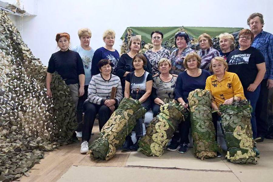 В помощь бойцам СВО: «серебряные» волонтеры изготавливают маскировочную продукцию