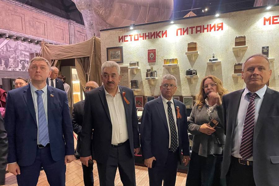 Участники Совета законодателей РФ осмотрели экспозицию патриотического объединения «Ленрезерв», посвященную жизни блокадного Ленинграда