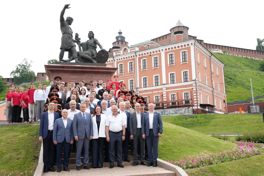 Участники заседания Совета законодателей ПФО возложили цветы к памятнику Минину и Пожарскому