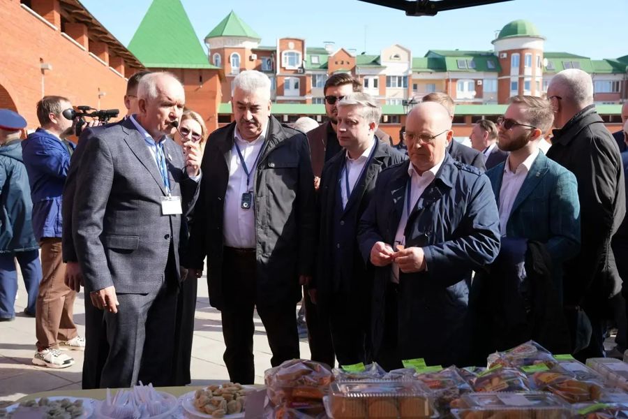 Участники заседания Совета законодателей ПФО в Йошкар-Оле посетили ярмарку сельскохозяйственной продукции «Сделано в Марий Эл»