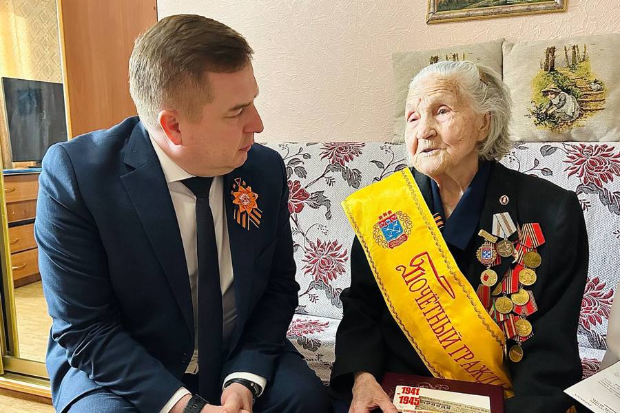 В преддверии 80-летия Победы Владимир Степанов поздравил участницу Великой Отечественной войны Иванову Анну Титовну