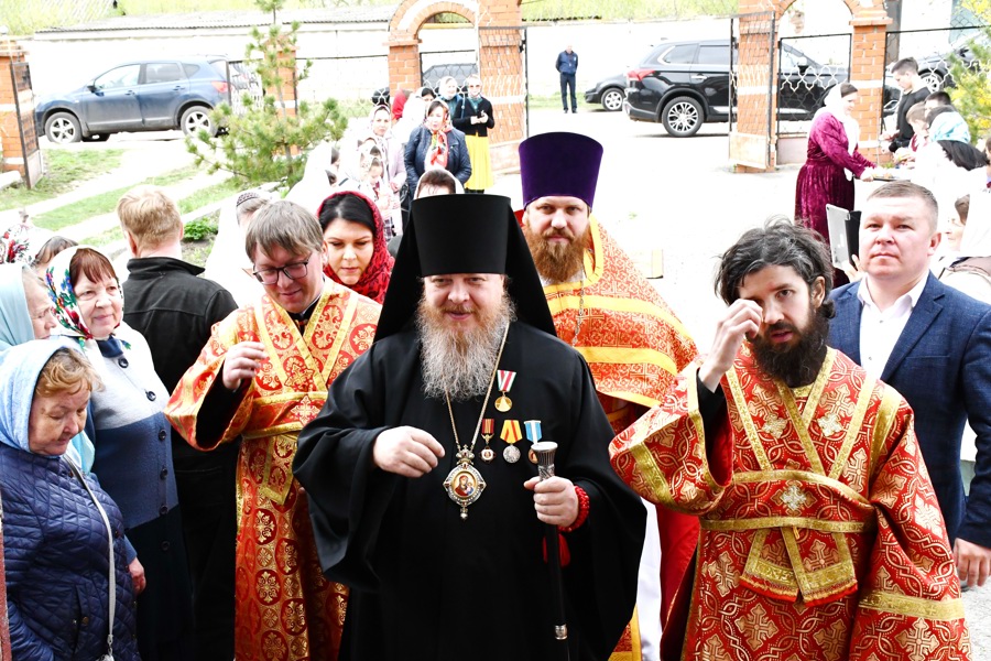 Преосвященнейший Феодосий совершил Божественную Литургию в  Храме  Александра Невского